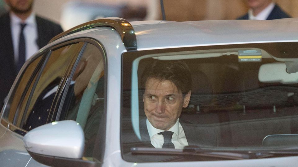 Giuseppe Conte fährt nach einem Treffen mit Italiens Präsidenten Mattarella fort