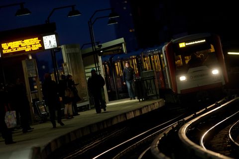 Eine U-Bahn fährt in die Station "Baumwall" ein