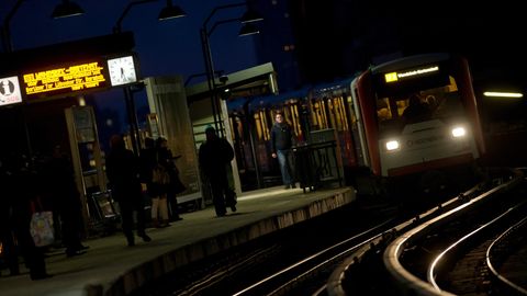 Eine U-Bahn fährt in die Station "Baumwall" ein