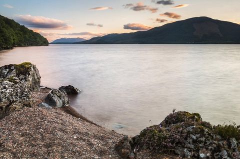 Der See Loch Ness in Schottland