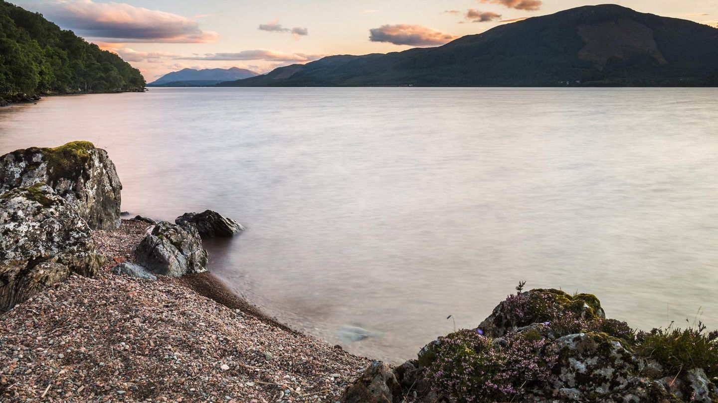 Der See Loch Ness in Schottland