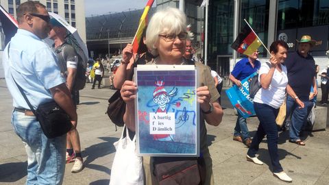 Ein friedlicher, fast schüchterner Protest, dennoch wurde die Anti-AfD-Aktivistin Irmela Mensah-Schramm während der AfD-Demo in Berlin am Sonntag festgenommen.