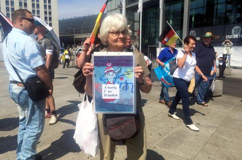 Ein friedlicher, fast schüchterner Protest, dennoch wurde die Anti-AfD-Aktivistin Irmela Mensah-Schramm während der AfD-Demo in Berlin am Sonntag festgenommen.