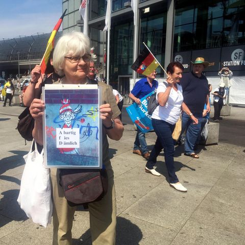 Ein friedlicher, fast schüchterner Protest, dennoch wurde die Anti-AfD-Aktivistin Irmela Mensah-Schramm während der AfD-Demo in Berlin am Sonntag festgenommen.