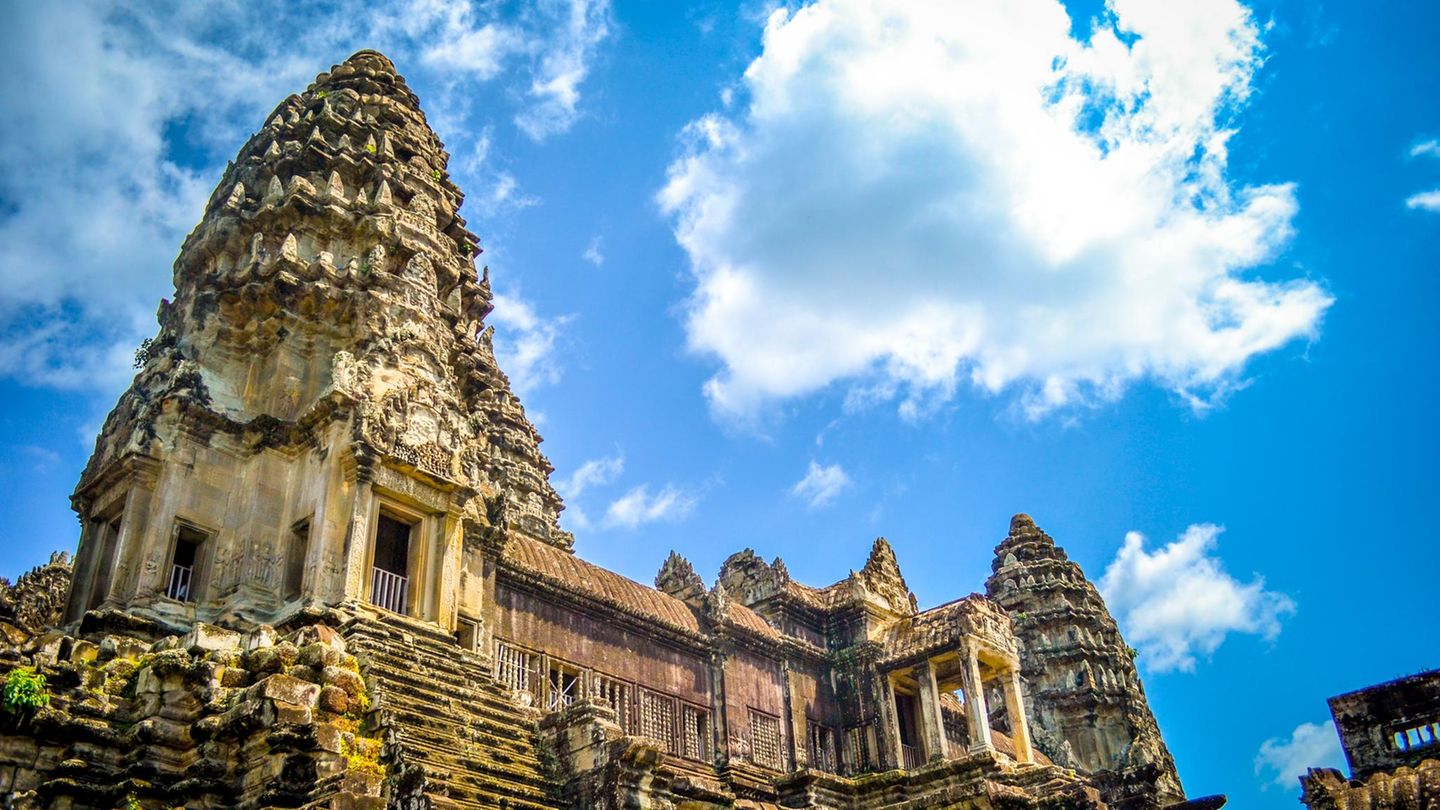 Platz 1: Angkor Wat, Kambodscha  Die Tempelanlage gilt als das größte sakrale Bauwerk der Welt und erstreckt sich über ein Gebiet von 200 Quadratkilometern. Seit 1992 steht Angkor Wat auf der Welterbe-Liste der Unesco und jetzt ganz weit oben auf der Wunschliste von Fernreisenden.