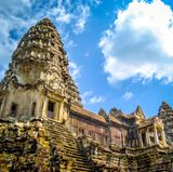 Platz 1: Angkor Wat, Kambodscha  Die Tempelanlage gilt als das größte sakrale Bauwerk der Welt und erstreckt sich über ein Gebiet von 200 Quadratkilometern. Seit 1992 steht Angkor Wat auf der Welterbe-Liste der Unesco und jetzt ganz weit oben auf der Wunschliste von Fernreisenden.