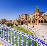 Platz 2: Plaza de España, Sevilla, Spanien  Der im Halbkreis mit einem Durchmesser von 200 Meter angeordneter Platz entstand im Jahre 1929 und ist voller Symbolik. Die architektonische Umarmung soll an die längst verloren gegangen Kolonien in Südamerika erinnern, die Keramiken an den Gebäuden an die 48 spanischen Provinzen. 