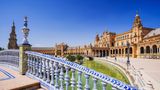Platz 2: Plaza de España, Sevilla, Spanien  Der im Halbkreis mit einem Durchmesser von 200 Meter angeordneter Platz entstand im Jahre 1929 und ist voller Symbolik. Die architektonische Umarmung soll an die längst verloren gegangen Kolonien in Südamerika erinnern, die Keramiken an den Gebäuden an die 48 spanischen Provinzen. 
