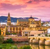 Platz 5: Mezquita, Córdoba, Spanien  Die einstige Moschee und heutige Kathedrale gehört zu den eindrucksvollsten Touristenattraktionen Andalusiens, besonders das Innere mit seinen 860 Säulen aus verschieden farbigen Steinen fasziniert die Besucher.