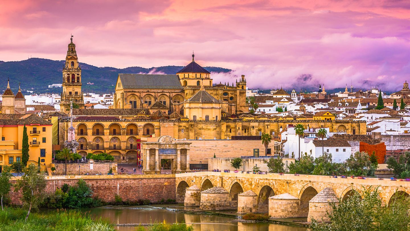 Platz 5: Mezquita, Córdoba, Spanien  Die einstige Moschee und heutige Kathedrale gehört zu den eindrucksvollsten Touristenattraktionen Andalusiens, besonders das Innere mit seinen 860 Säulen aus verschieden farbigen Steinen fasziniert die Besucher.