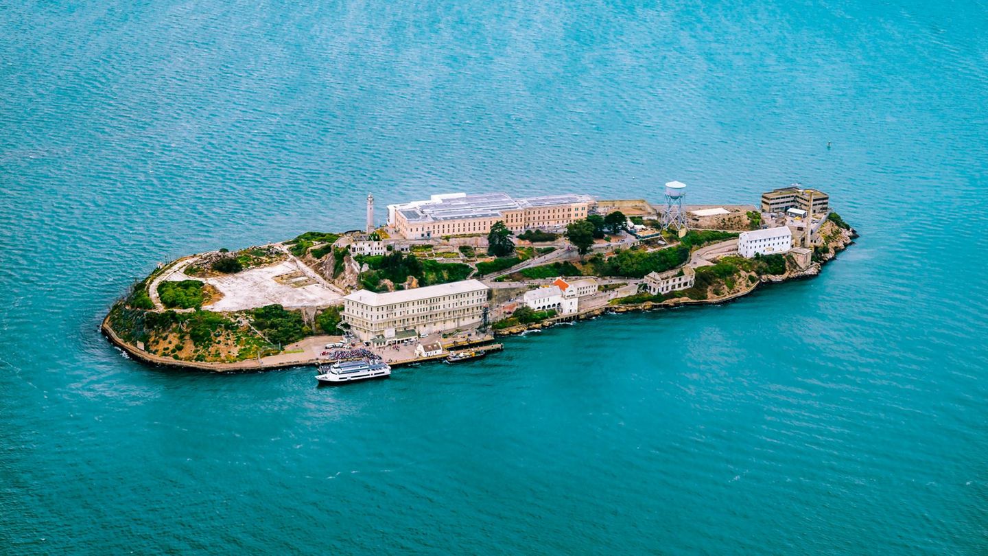 Platz 8: Alcatraz, San Francisco, USA  Die mitten in der Bucht von San Francisco gelegene Insel diente im 20. Jahrhundert als berüchtigtes Gefängnis, da die Gewässer drumherum sehr kalt und von starker Strömung geprägt sind.  Wegen der hohen Betriebskosten ordnete Robert Kennedy 1963 die Schließung des Gefängnisses an. Heute lässt sich die Insel mit einer 15-minütigen Bootsfahrt vom Festland aus zu erreichen.