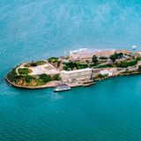 Platz 8: Alcatraz, San Francisco, USA  Die mitten in der Bucht von San Francisco gelegene Insel diente im 20. Jahrhundert als berüchtigtes Gefängnis, da die Gewässer drumherum sehr kalt und von starker Strömung geprägt sind.  Wegen der hohen Betriebskosten ordnete Robert Kennedy 1963 die Schließung des Gefängnisses an. Heute lässt sich die Insel mit einer 15-minütigen Bootsfahrt vom Festland aus zu erreichen.