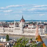 Platz 10: Parlamentsgebäude, Budapest, Ungarn  "Tolles Gebäude", "grandioser Bau", "wunderschön und beeindruckend!", so lauten die Überschriften von Bewertungen des Parlamentsgebäudes am Ufer der Donau in der ungarischen Hauptstadt. Kein Tripadvisor-User verliert ein Wort über die "Órbansierung" der Politik und wie in diesem Parlament europäische Grundwerte verletzt werden.