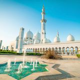 Platz 3: Sheikh-Zayid-Moschee, Abu Dhabi, Vereinigte Arabische Emirate  Auch ein relativ neues Bauwerk schaffte es in die Top Ten. 2007 wurde die Moschee in der Hauptstadt der Vereinigten Arabischen Emirate als eine der größten weltweit fertiggestellt. Im Inneren des 224 mal 174 Metern großen Gebäudes finden 40.000 Gläubige ihren Platz.