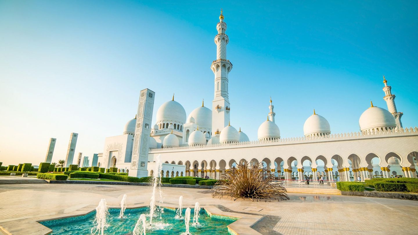 Platz 3: Sheikh-Zayid-Moschee, Abu Dhabi, Vereinigte Arabische Emirate  Auch ein relativ neues Bauwerk schaffte es in die Top Ten. 2007 wurde die Moschee in der Hauptstadt der Vereinigten Arabischen Emirate als eine der größten weltweit fertiggestellt. Im Inneren des 224 mal 174 Metern großen Gebäudes finden 40.000 Gläubige ihren Platz.