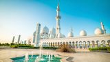 Platz 3: Sheikh-Zayid-Moschee, Abu Dhabi, Vereinigte Arabische Emirate  Auch ein relativ neues Bauwerk schaffte es in die Top Ten. 2007 wurde die Moschee in der Hauptstadt der Vereinigten Arabischen Emirate als eine der größten weltweit fertiggestellt. Im Inneren des 224 mal 174 Metern großen Gebäudes finden 40.000 Gläubige ihren Platz.