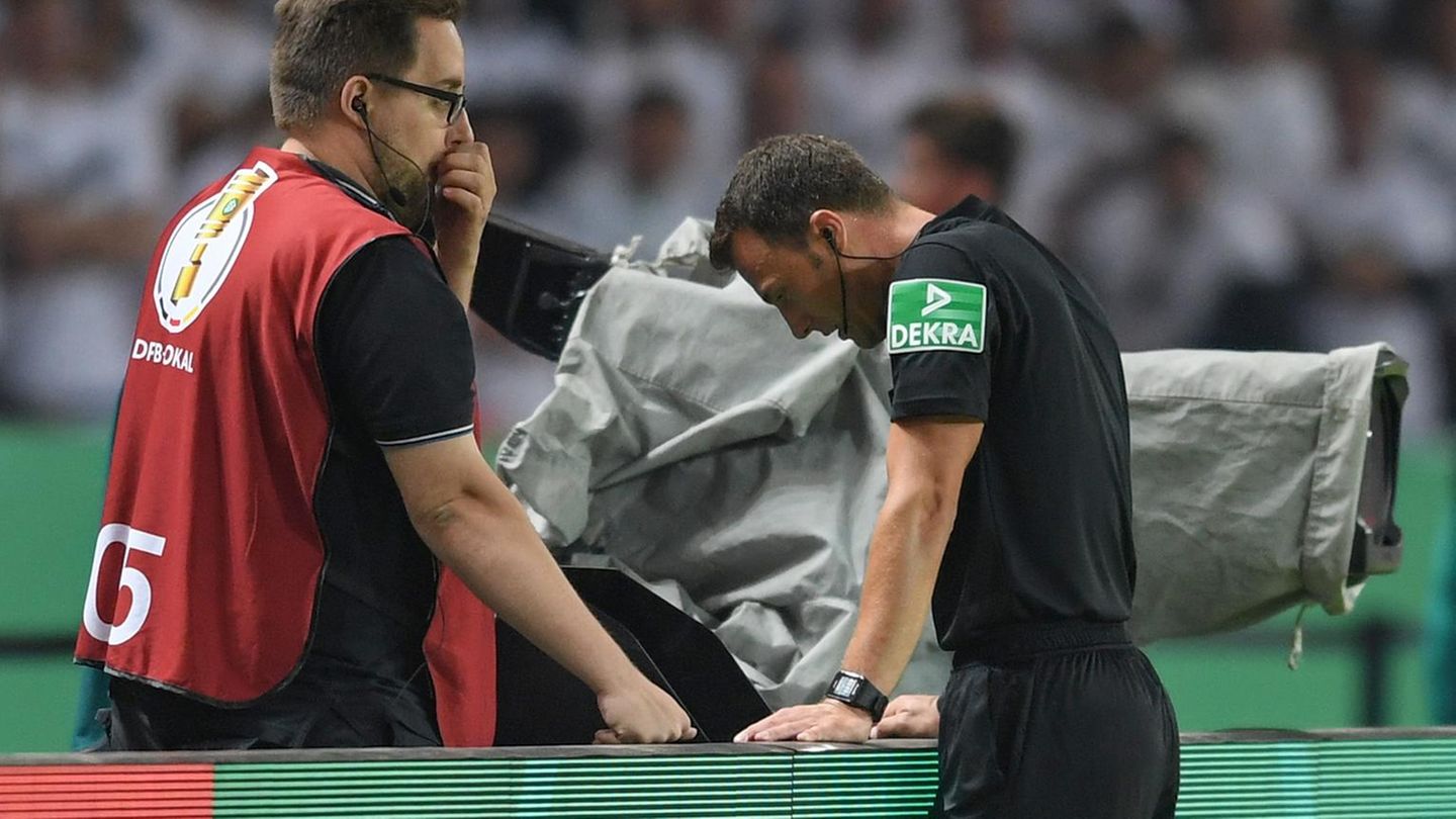 Schiedsrichter Felix Zwayer schaut sich beim Pokalfinale eine strittige Szene per Videobeweis an