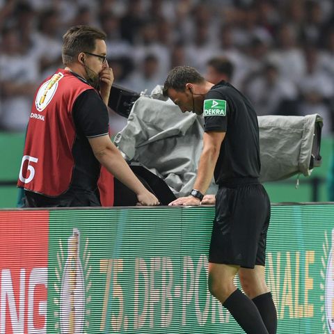 Schiedsrichter Felix Zwayer schaut sich beim Pokalfinale eine strittige Szene per Videobeweis an