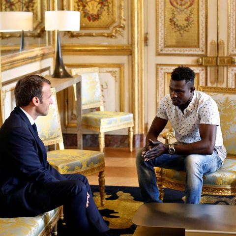 Macron mit "Held von Paris" Mamoudou Gassama im Elysée-Palast