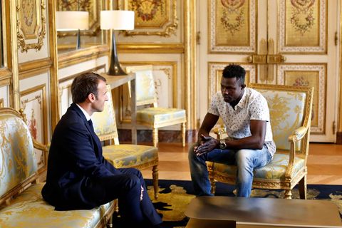 Macron mit "Held von Paris" Mamoudou Gassama im Elysée-Palast