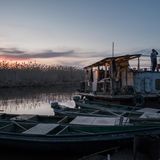 Am frühen Morgen beginnt die Mannschaft von Aschar mit ihrer Arbeit. Der Fischer-Kahn beherbergt acht Männer, die hier auf Stockbetten schlafen.