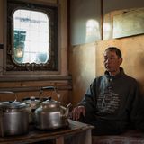 Ein Mann auf dem Fischerkahn auf der Wolga. Hier herrscht kein Luxus. Auf zwei Camping-Platten bereitet man für die gesamte Mannschaft das Essen zu. Das Klo ist im Schilf, das Bad auf der Reling. Umgerechnet 150 Euro im Monat verdienen die Fischer in der Gegend. 