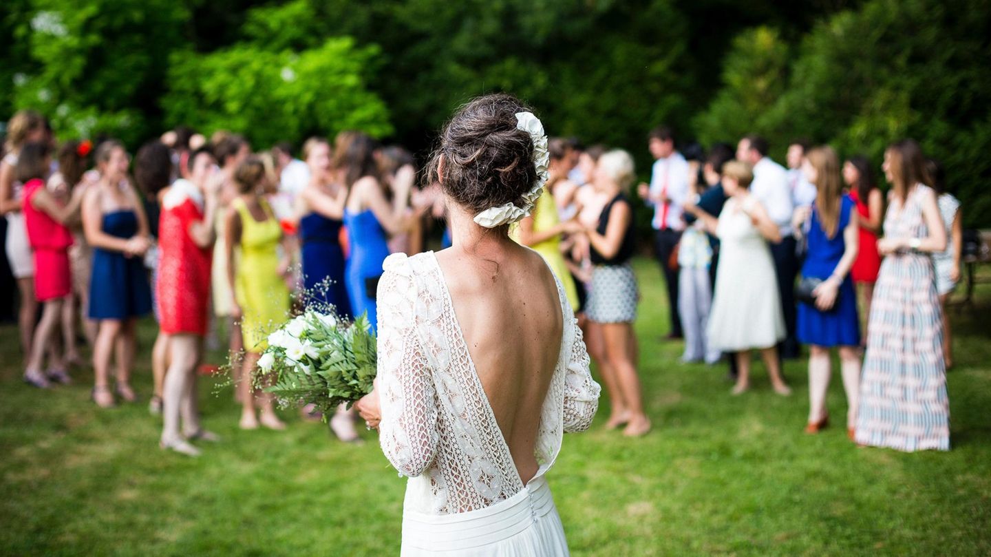 Auf einer Hochzeit macht sich die Braut bereit zum Brautstrauß-Werfen