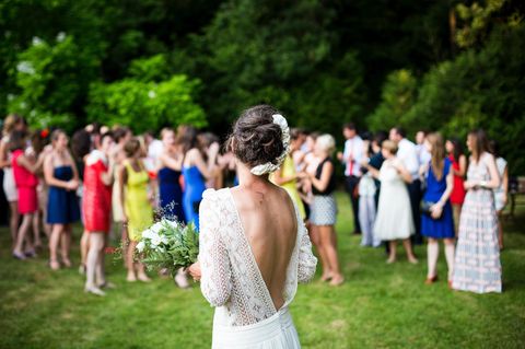 Auf einer Hochzeit macht sich die Braut bereit zum Brautstrauß-Werfen