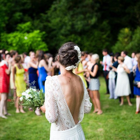 Auf einer Hochzeit macht sich die Braut bereit zum Brautstrauß-Werfen