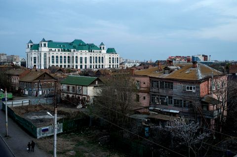 Das neue Opernhaus ist der ganze Stolz der Stadt Astrachan. Der weißer Protzbau mit grünen Dächern und 1200 Plätzen ist sogar größer als das Bolschoi Theater in Moskau. Doch die Altstadt direkt daneben sieht aus, als ob der Zweite Weltkrieg nur wenige Tage zurückliegt.
