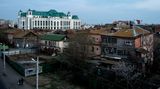 Das neue Opernhaus ist der ganze Stolz der Stadt Astrachan. Der weißer Protzbau mit grünen Dächern und 1200 Plätzen ist sogar größer als das Bolschoi Theater in Moskau. Doch die Altstadt direkt daneben sieht aus, als ob der Zweite Weltkrieg nur wenige Tage zurückliegt.