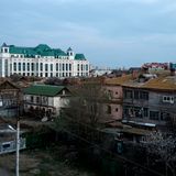 Das neue Opernhaus ist der ganze Stolz der Stadt Astrachan. Der weißer Protzbau mit grünen Dächern und 1200 Plätzen ist sogar größer als das Bolschoi Theater in Moskau. Doch die Altstadt direkt daneben sieht aus, als ob der Zweite Weltkrieg nur wenige Tage zurückliegt.