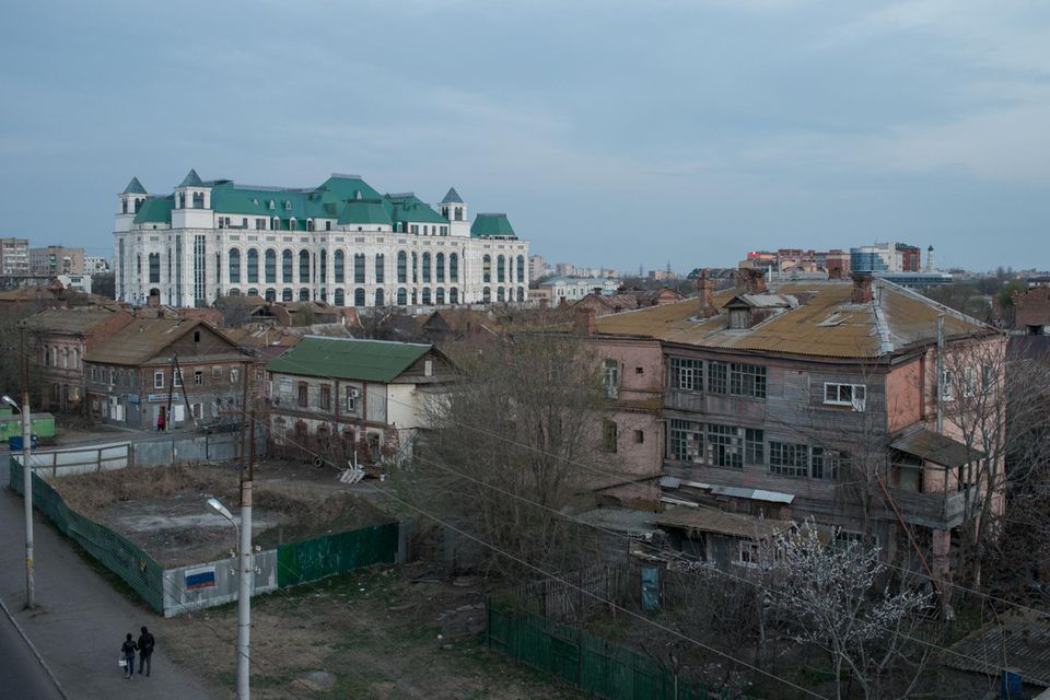 2800 Kilometer durch Russland: Das neue Opernhaus ist der ganze Stolz der Stadt Astrachan. Der weißer Protzbau mit grünen Dächern und 1200 Plätzen ist sogar größer als das Bolschoi Theater in Moskau. Doch die Altstadt direkt daneben sieht aus, als ob der Zweite Weltkrieg nur wenige Tage zurückliegt. Das neue Opernhaus ist der ganze Stolz der Stadt Astrachan. Der weißer Protzbau mit grünen Dächern und 1200 Plätzen ist sogar größer als das Bolschoi Theater in Moskau. Doch die Altstadt direkt daneben sieht aus, als ob der Zweite Weltkrieg nur wenige Tage zurückliegt.