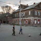 Wie überall in Russland wurden viele Altbauten in der Stadt aus Holz errichtet. Ziegel und Steine waren mitten in der kargen Steppenlandschaft früher kaum zu bekommen. Nun sind die Holzhäuser dem Verfall ausgesetzt. 