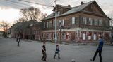 Wie überall in Russland wurden viele Altbauten in der Stadt aus Holz errichtet. Ziegel und Steine waren mitten in der kargen Steppenlandschaft früher kaum zu bekommen. Nun sind die Holzhäuser dem Verfall ausgesetzt. 