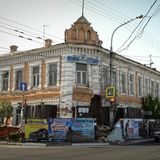 Wie das Haus der 83-jährigen Lidija Krasnoschokowa. Einst war es ein hübscher Altbau aus roten und weißen Ziegeln mit kleinen Erkern an der Außenwand und hohen Decken. Ursprünglich gab es auch einmal Balkone, die inzwischen jedoch längst aus den Mauern herausgebrochen sind.