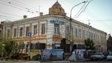 Wie das Haus der 83-jährigen Lidija Krasnoschokowa. Einst war es ein hübscher Altbau aus roten und weißen Ziegeln mit kleinen Erkern an der Außenwand und hohen Decken. Ursprünglich gab es auch einmal Balkone, die inzwischen jedoch längst aus den Mauern herausgebrochen sind.