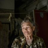 Saniert wurde das Haus von Lidija Krasnoschokowa seit seiner Erbauung im Jahr 1870 nie. Es gibt nicht einmal eine Wasserleitung. Bis vor ein paar Jahren funktionierten wenigstens noch die Plumpsklos im Hof. Doch seit sich der Boden des ersten Stockwerks über den Klos löst und Teile davon herunterhängen, wurden die Toiletten offiziell versiegelt und abgesperrt.