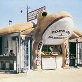 Dieser überdimensionale Frosch reißt sein Maul auf und bietet Burger, Barbeque und Sandwiches an: Das Toed Inn im Jahre 1931 in der West Channel Road in Santa Monica.