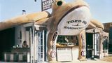 Dieser überdimensionale Frosch reißt sein Maul auf und bietet Burger, Barbeque und Sandwiches an: Das Toed Inn im Jahre 1931 in der West Channel Road in Santa Monica.