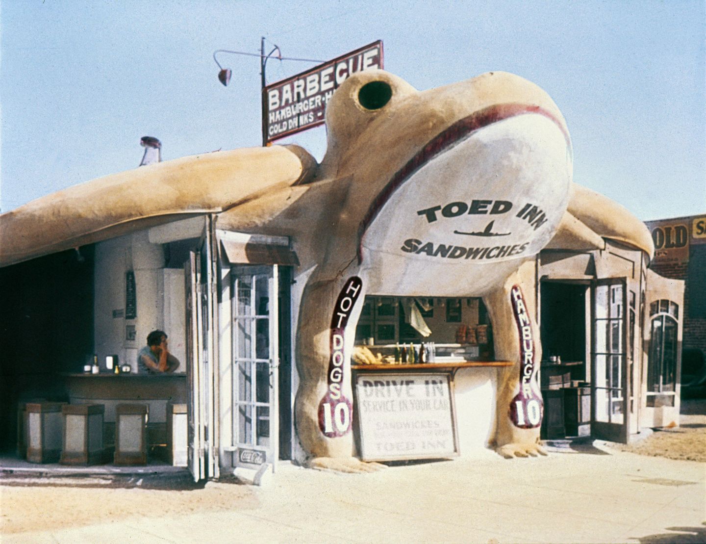 Dieser überdimensionale Frosch reißt sein Maul auf und bietet Burger, Barbeque und Sandwiches an: Das Toed Inn im Jahre 1931 in der West Channel Road in Santa Monica.