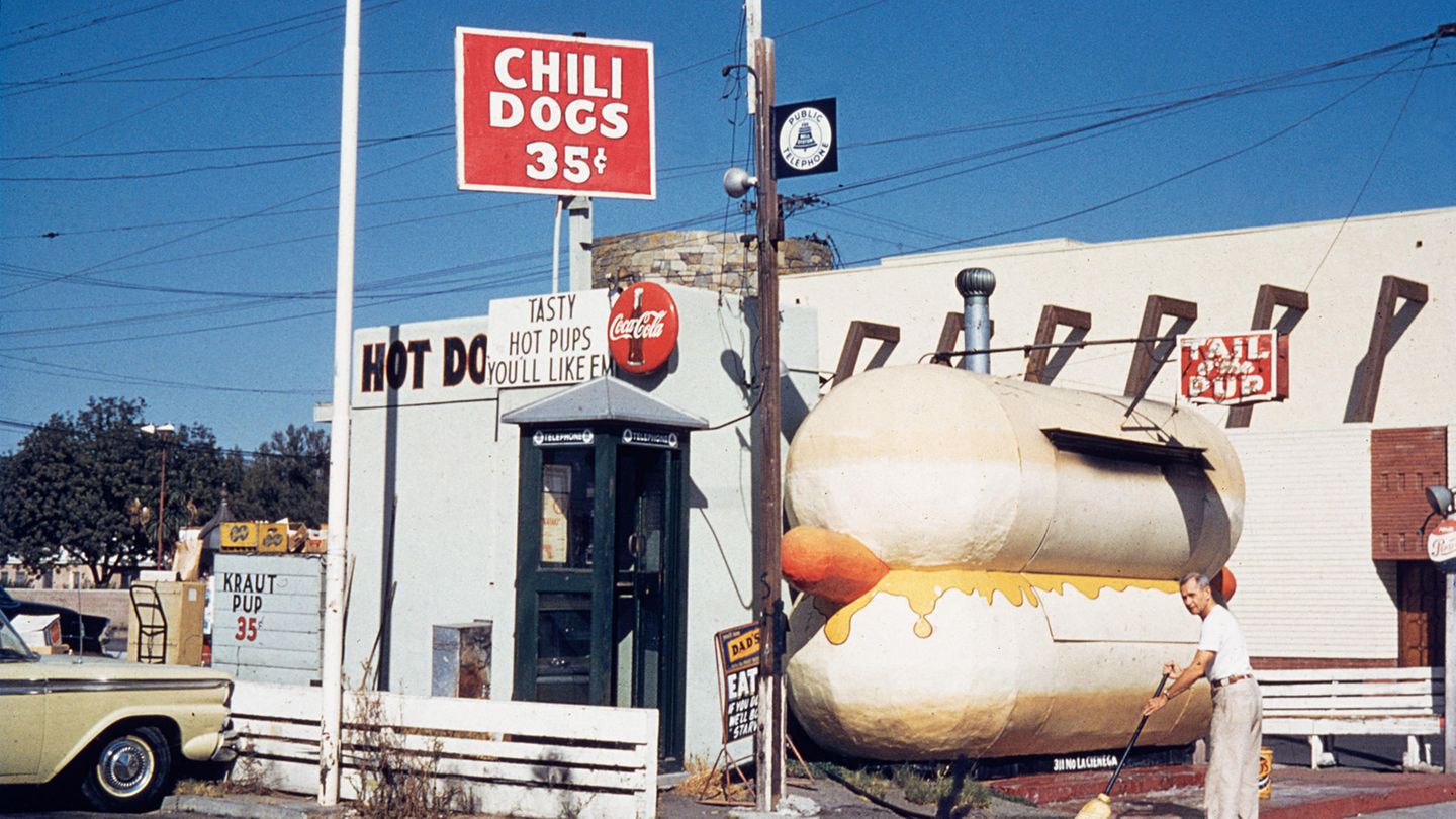 Bild 1 von 11 der Fotostrecke zum Klicken   Ein Klassiker der American-Pop-Architektur: Die Hot-Dog-Bude aus dem Jahre 1959, der Tail o’ the Pup am La Cienega Boulevard. Ein Motiv von vielen aus dem Buch "California Crazy" von Jim Heimann.
