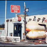 Bild 1 von 11 der Fotostrecke zum Klicken   Ein Klassiker der American-Pop-Architektur: Die Hot-Dog-Bude aus dem Jahre 1959, der Tail o’ the Pup am La Cienega Boulevard. Ein Motiv von vielen aus dem Buch "California Crazy" von Jim Heimann.
