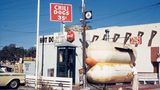 Bild 1 von 11 der Fotostrecke zum Klicken   Ein Klassiker der American-Pop-Architektur: Die Hot-Dog-Bude aus dem Jahre 1959, der Tail o’ the Pup am La Cienega Boulevard. Ein Motiv von vielen aus dem Buch "California Crazy" von Jim Heimann.