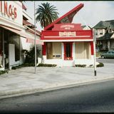 Das bereits 1910 eröffnete Klaviergeschäft Big Red Piano machte um 1930 mit einem speziellen Vorbau des Architekten Frank Gaw am Venice Boulevard auf sich aufmerksam.