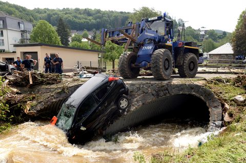 Ein Auto ist bei dem Unwetter in einen Bach gestürzt