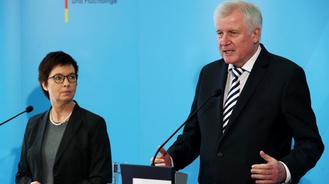 Bamf-Skandal - Jutta Cordt und Horst Seehofer im Innenausschuss