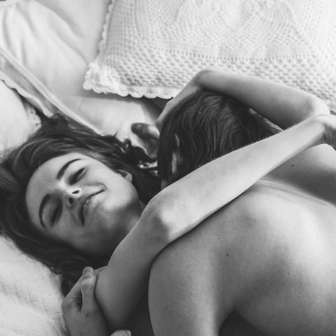 Ein Pärchen liegt im Bett und hat Sex