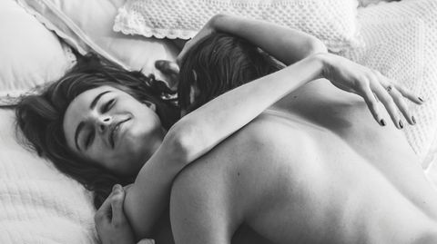 Ein Pärchen liegt im Bett und hat Sex