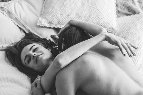 Ein Pärchen liegt im Bett und hat Sex